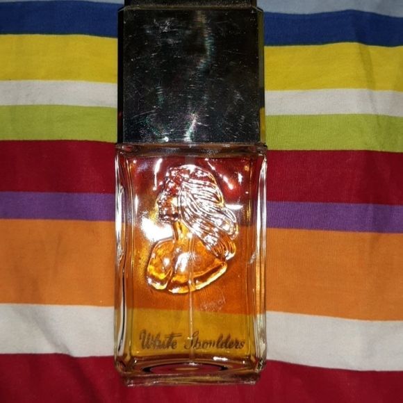 White shoulders‎ - Picture 1 of 3